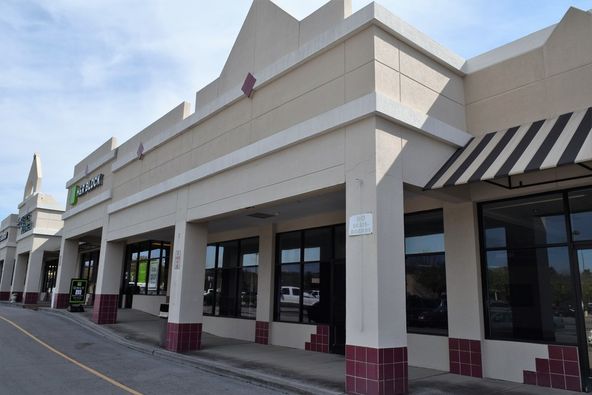 Manhattan Place Shopping Center: 1175 Oak Ridge Turnpike, Oak Ridge, TN 37830